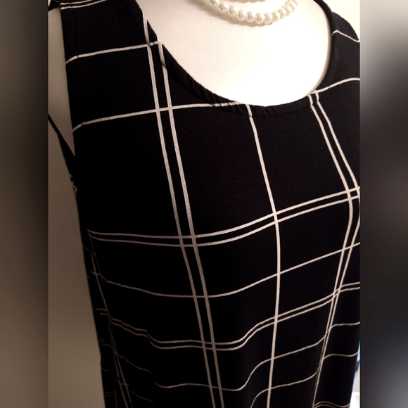 Sleeveless striped blouse - Picture 2 of 3